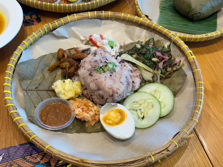 Linopot rice parcel with tuhau and bambangan