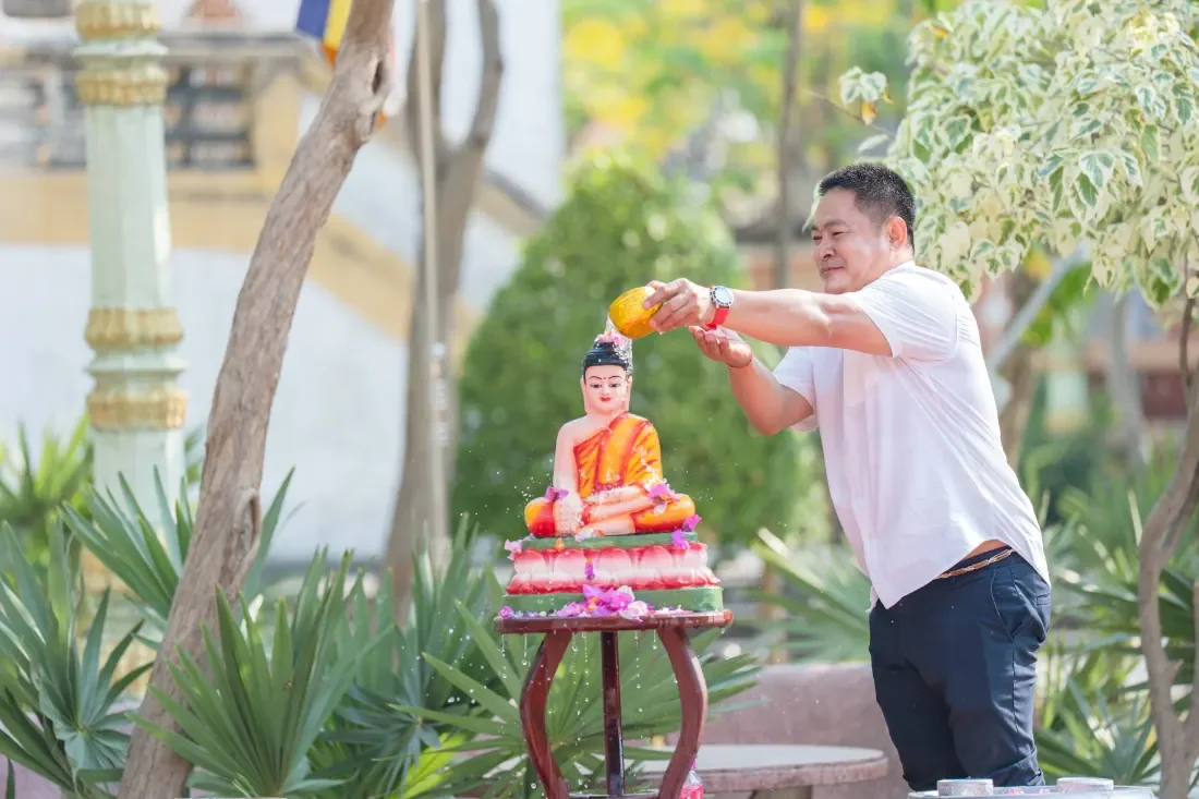 Wesak Day lantern procession, Buddhist temple